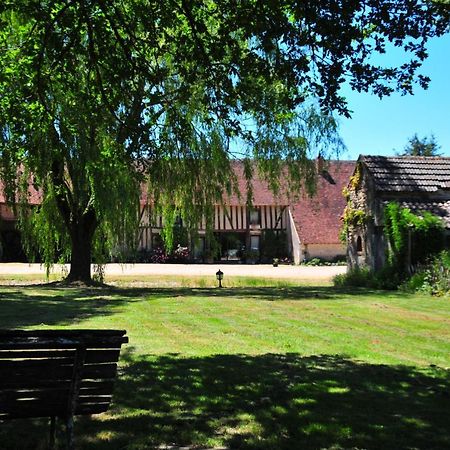 Les Guenins Bed and Breakfast Gien Exterior foto